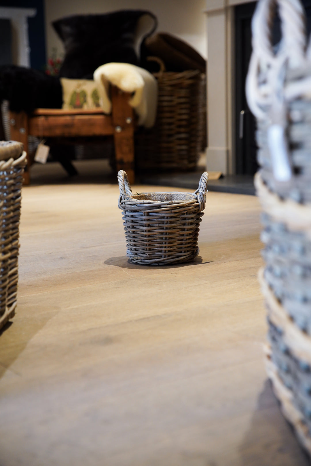 Round Basket with Ear Handles and Removable Hessian Liner