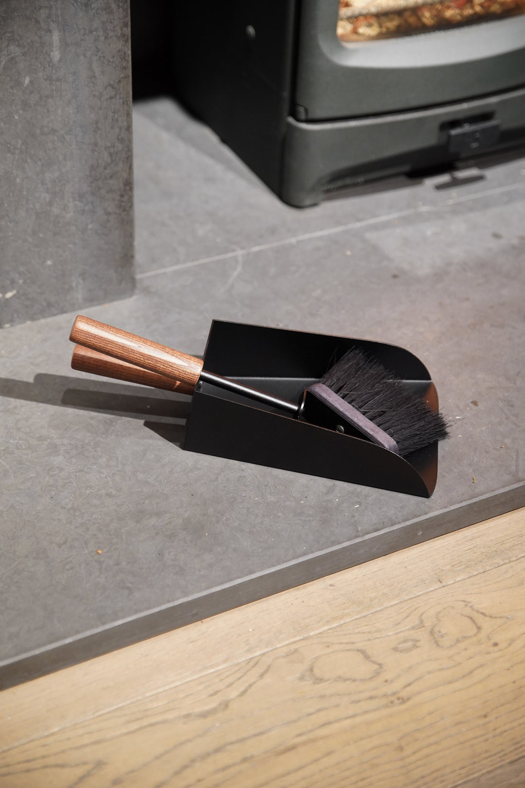 Jura - Dustpan & Brush set - Black, Wooden Handles