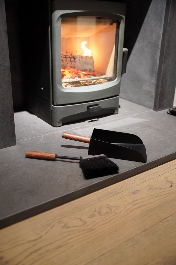 Jura - Dustpan & Brush set - Black, Wooden Handles