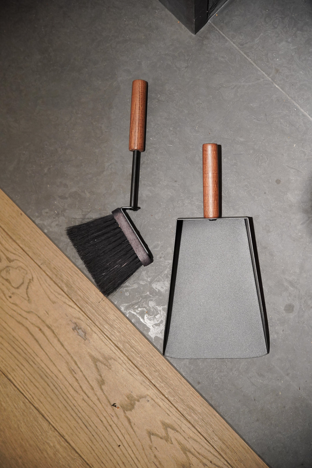 Jura - Dustpan & Brush set - Black, Wooden Handles