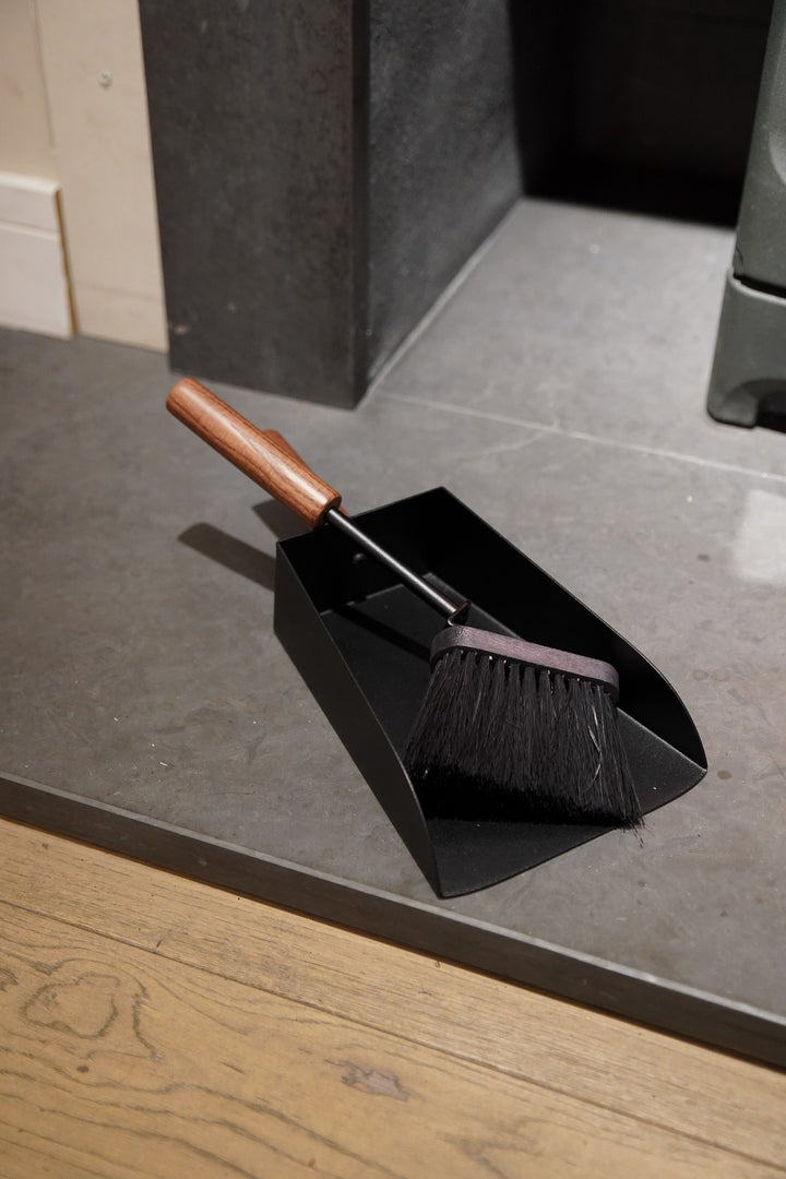 Jura - Dustpan & Brush set - Black, Wooden Handles