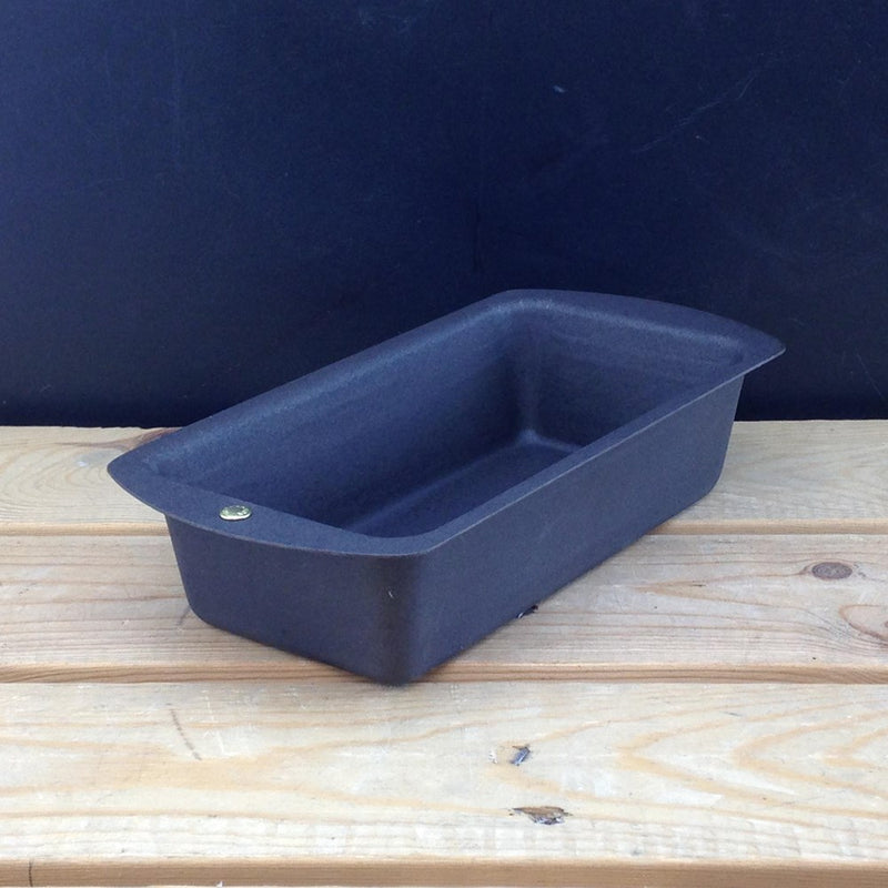 Black Iron Loaf Tin 2lb by Netherton Foundry. The Black Iron Loaf Tin from Netherton Foundry is one quality piece of bakeware